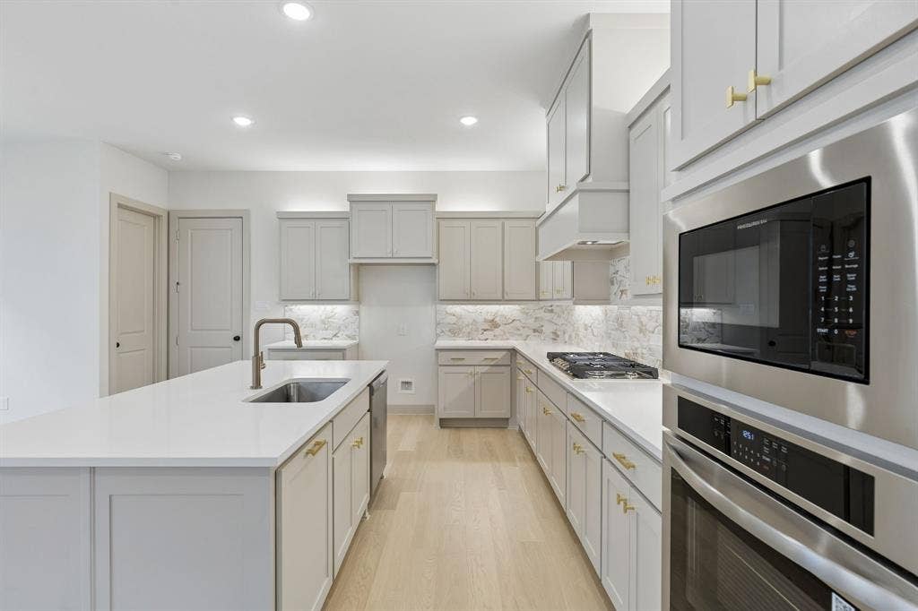328 Walker Parkway, Celina, TX 75009 Beautiful cabinetry, gorgeous countertops and designer backsplash effortlessly pair with contemporary stainless steel to create a kitchen for the ages!