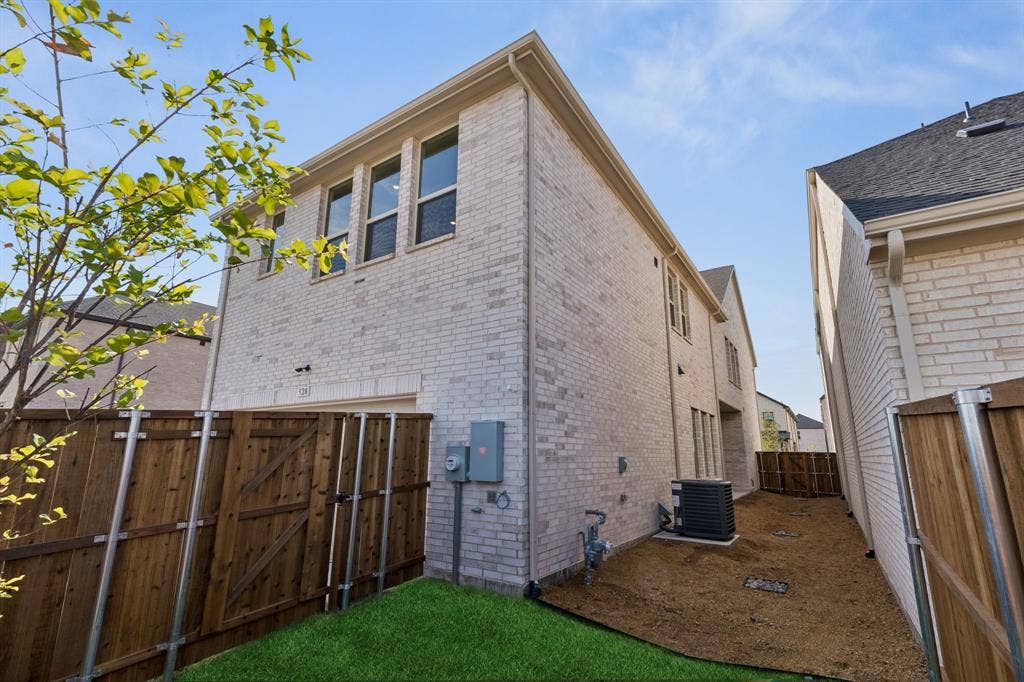 328 Walker Parkway, Celina, TX 75009 Not too big and not too small, this fenced yard area is just the right size to provide family outdoor time without all the maintenance.