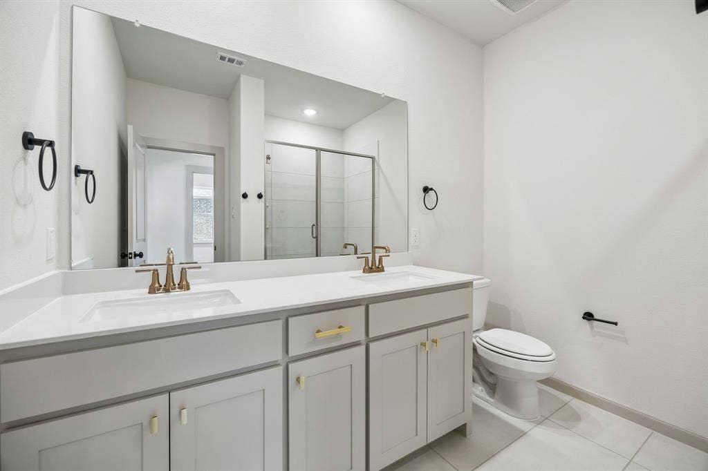 312 Callum Parkway, Celina, TX 75009 Friends and family will feel right at home in any of the beautifully finished guest baths in our Giselle plan.
