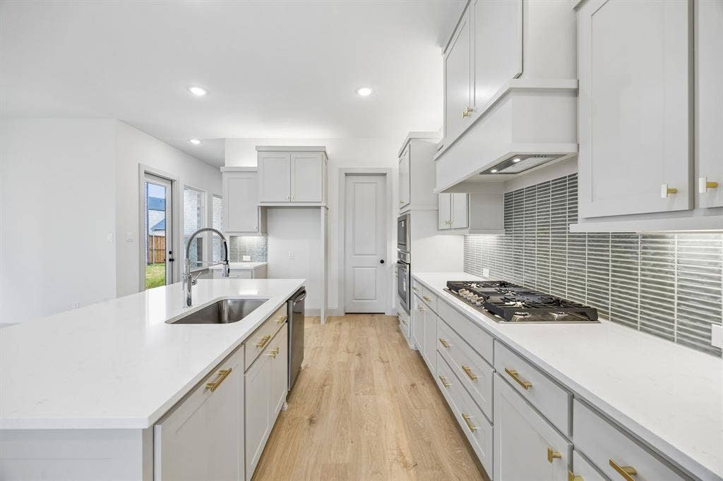312 Callum Parkway, Celina, TX 75009 Beautiful cabinetry, gorgeous countertops and designer backsplash effortlessly pair with contemporary stainless steel to create a dream kitchen for the ages!