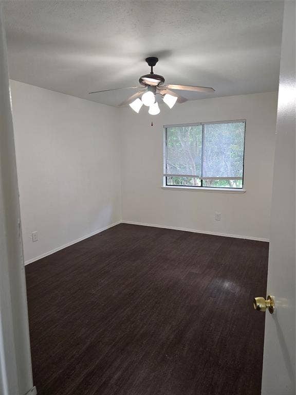 820 Lawndale Drive, Arlington, TX 76017 Master bedroom.