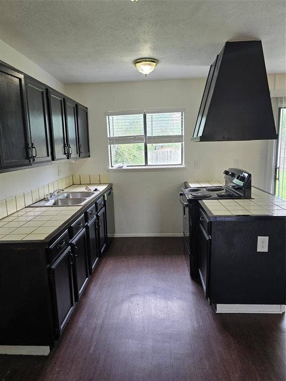 820 Lawndale Drive, Arlington, TX 76017 New stove and dishwasher.