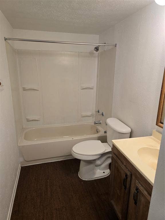820 Lawndale Drive, Arlington, TX 76017 Hall bath