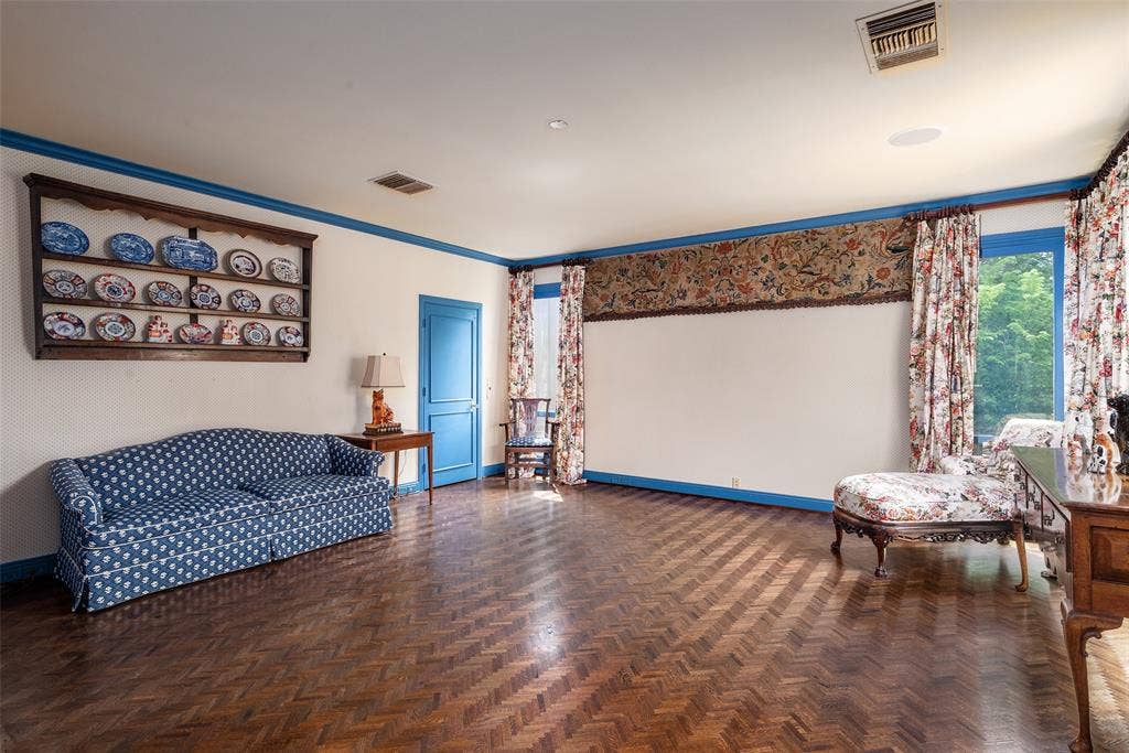 5826 Farquhar Lane, Dallas, TX 75209 Primary bedroom with elevator