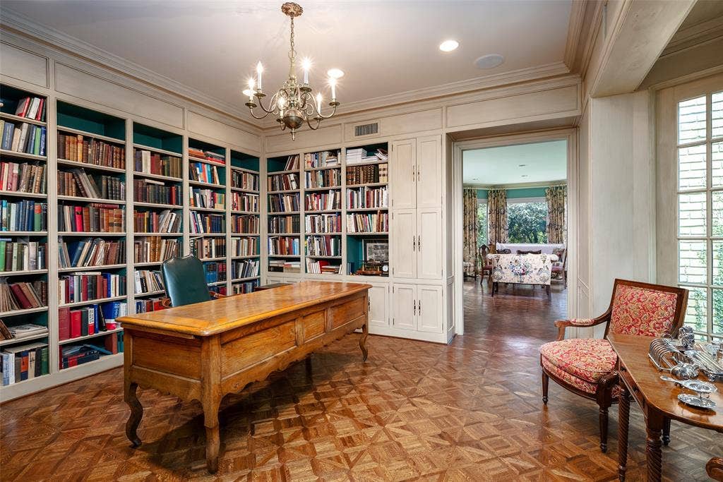 5826 Farquhar Lane, Dallas, TX 75209 Library