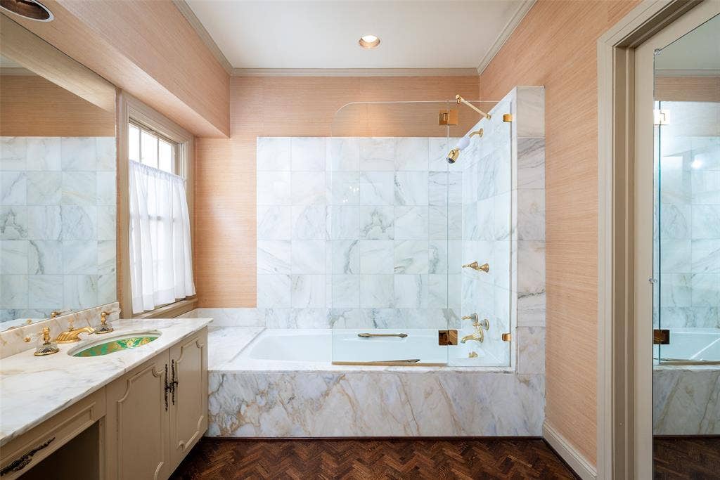 5826 Farquhar Lane, Dallas, TX 75209 Guest bathroom