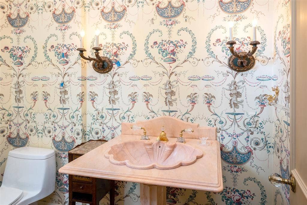 5826 Farquhar Lane, Dallas, TX 75209 Powder bath