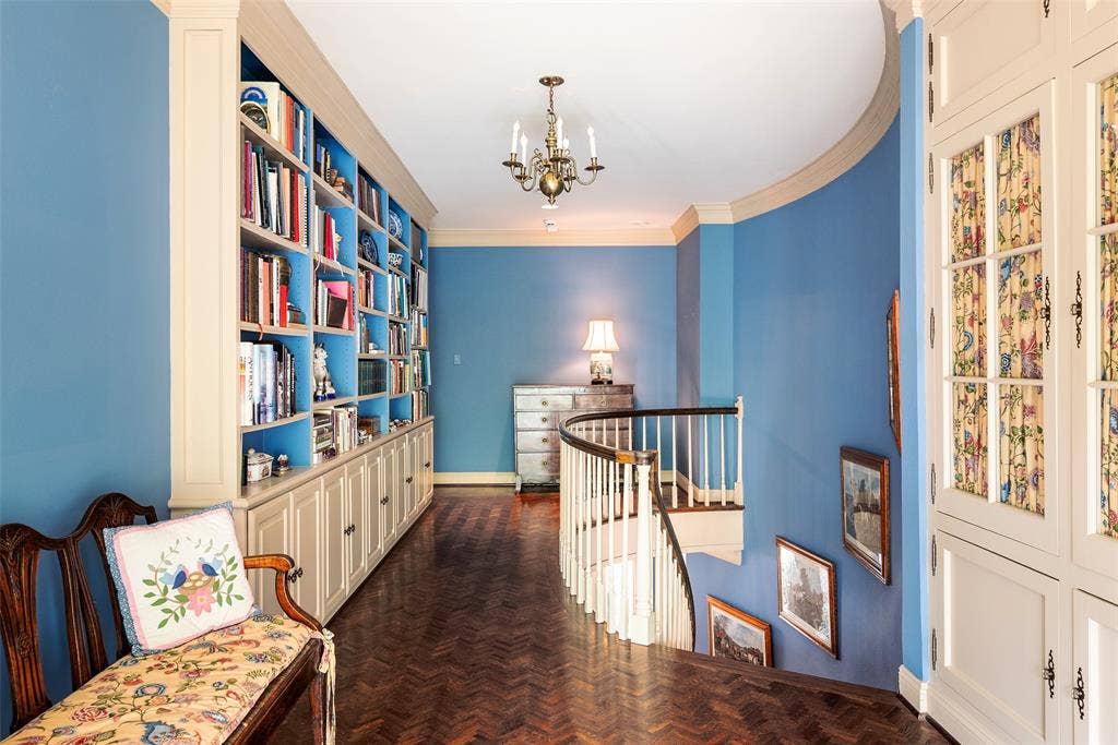 5826 Farquhar Lane, Dallas, TX 75209 Upstairs hallway