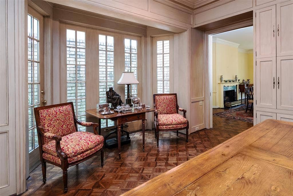 5826 Farquhar Lane, Dallas, TX 75209 Library