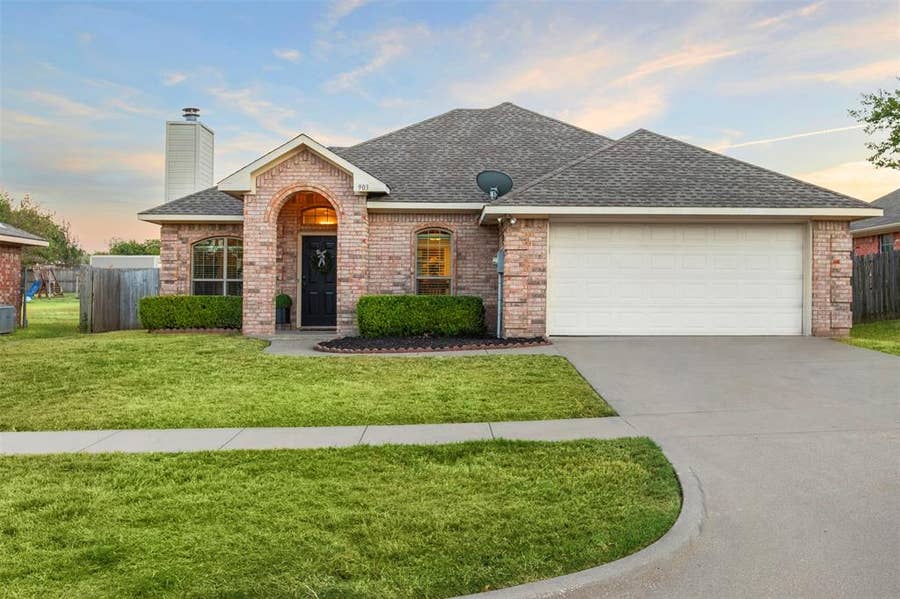 Property photo for 903 E Burnett Street, Ennis, TX