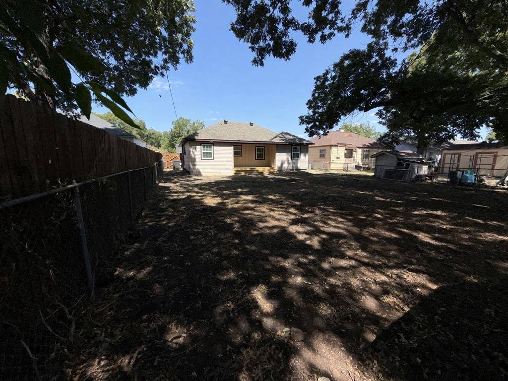 1205 Oak Street, Grand Prairie, TX 75050 1205 Oak Street, Grand Prairie, TX 75050