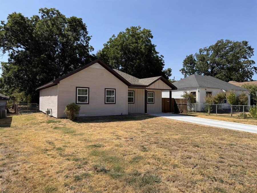 Property photo for 1205 Oak Street, Grand Prairie, TX