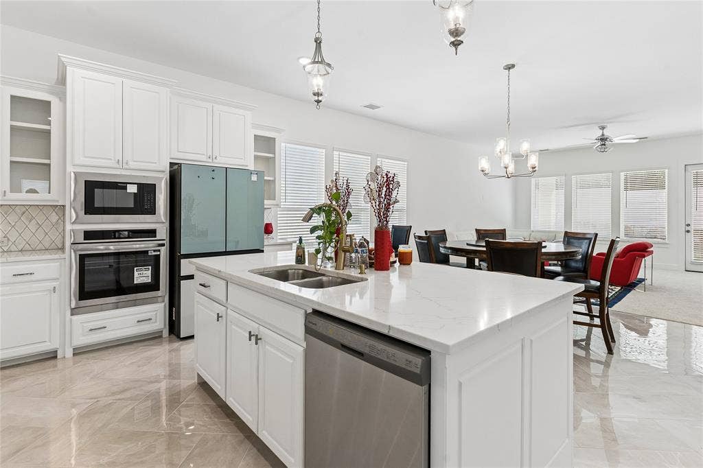 Kitchen island with dual sinks and quartz countertop