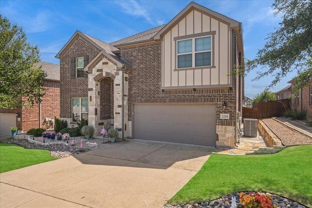2206 Wellington Lane, Corinth, TX 76210 Spacious sideyard with attractive stonework for a clean look and easy maintenance.