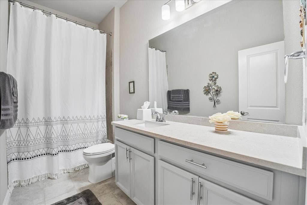 2206 Wellington Lane, Corinth, TX 76210 Third full bath conveniently located between the third and fourth secondary bedrooms.