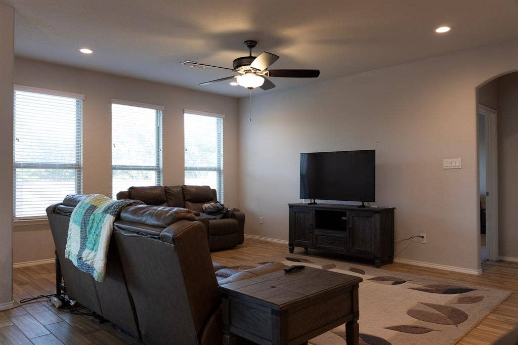 5609 Sea Cove Lane, Denton, TX 76208 5609 Sea Cove Lane, Denton, TX 76208