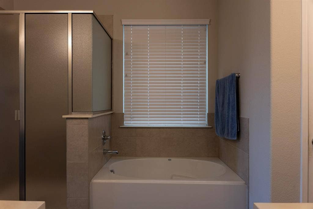 5609 Sea Cove Lane, Denton, TX 76208 5609 Sea Cove Lane, Denton, TX 76208