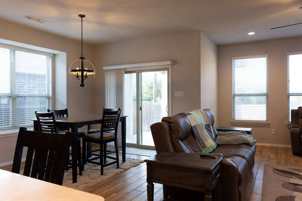 5609 Sea Cove Lane, Denton, TX 76208 5609 Sea Cove Lane, Denton, TX 76208