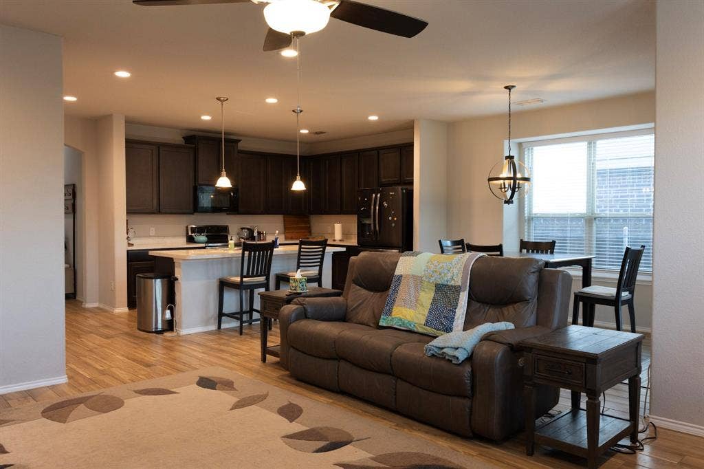 5609 Sea Cove Lane, Denton, TX 76208 5609 Sea Cove Lane, Denton, TX 76208