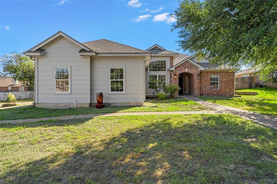 Property photo for 10100 Seville Court, Waco, TX