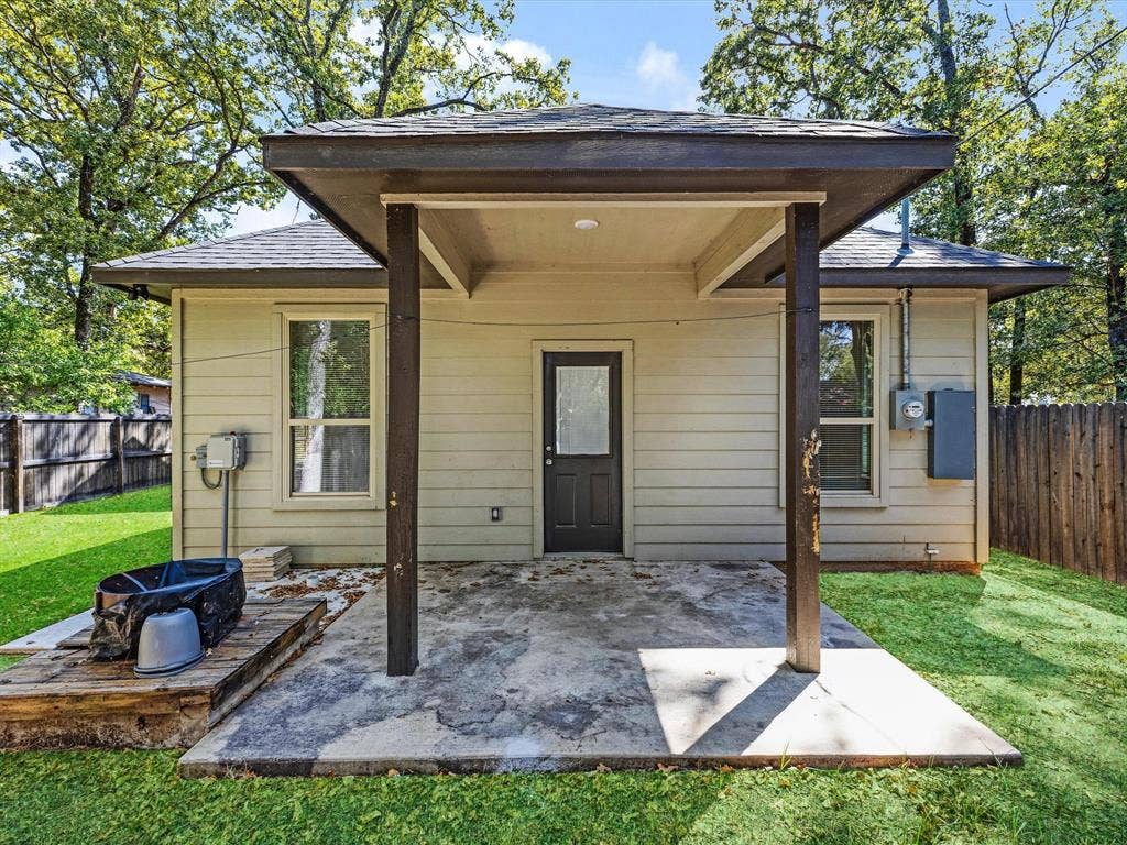 82 Indian Harbor Drive, Mabank, TX 75156 Covered patio with concrete flooring, siding exterior, and fenced yard