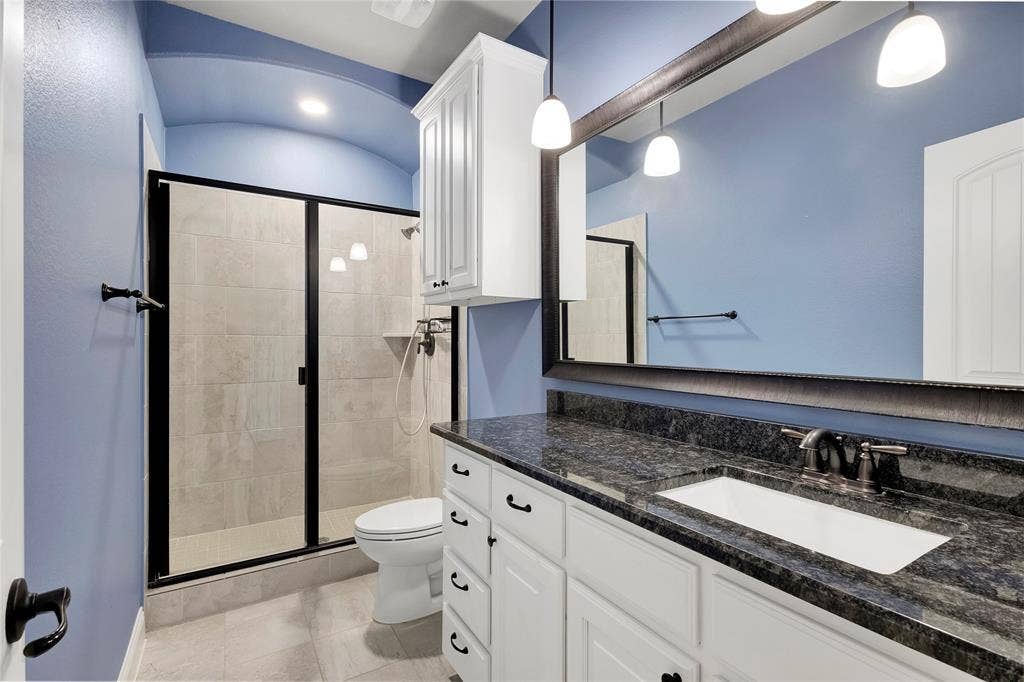 341 Amber Lane, Nevada, TX 75173 Split bathroom next to split bedroom