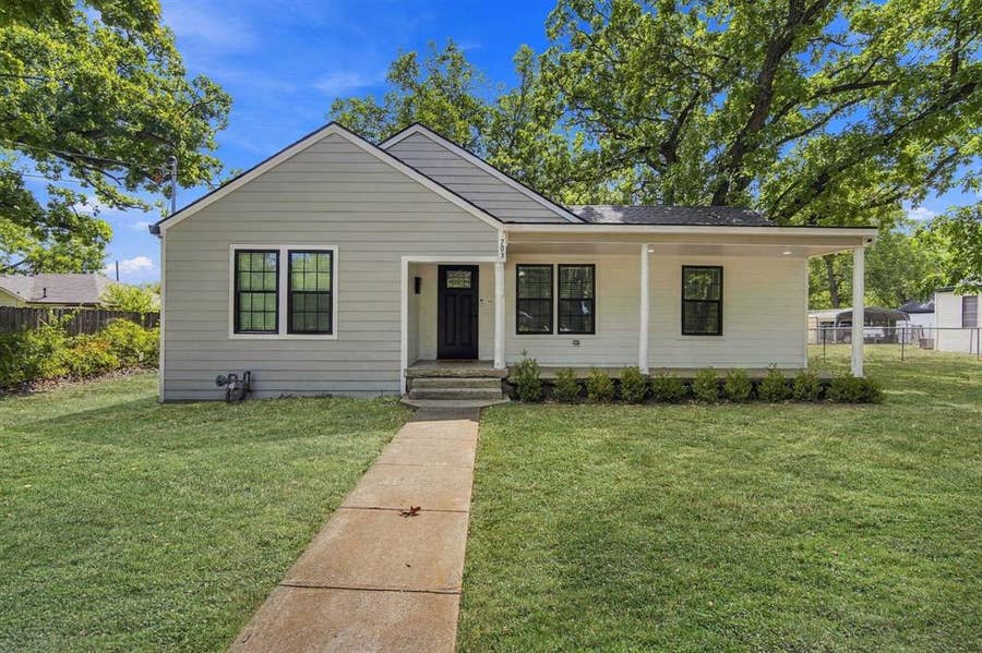 Property photo for 703 W Milam Street, Ennis, TX