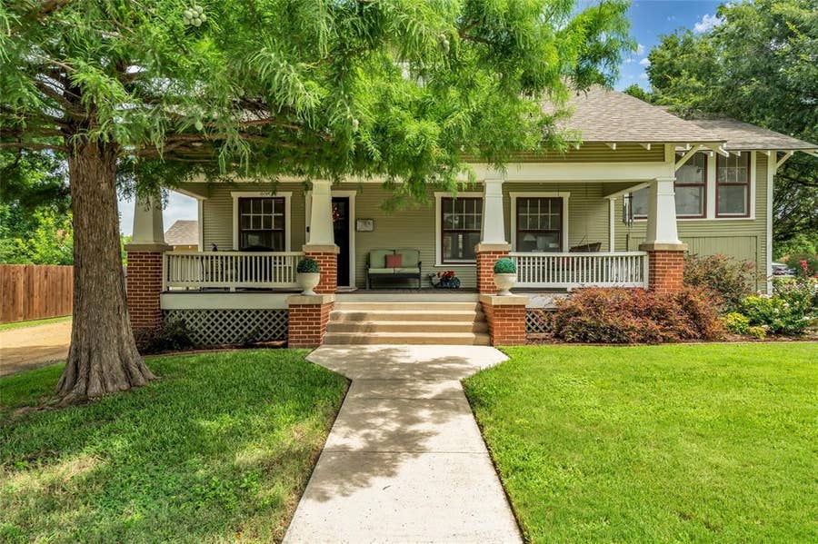 Property photo for 300 W College Street, Grapevine, TX
