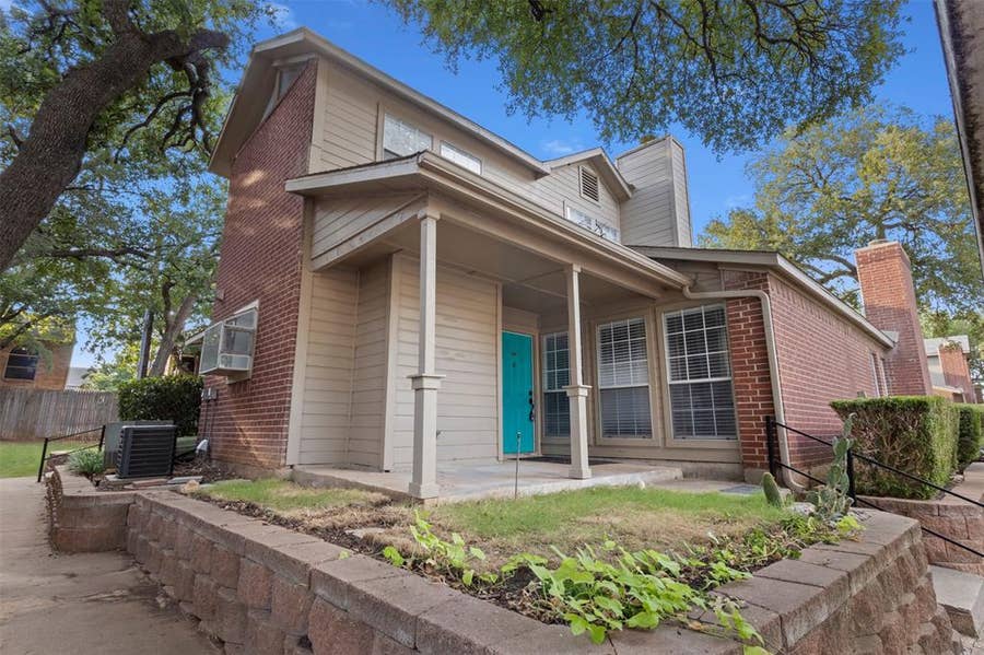 Property photo for 1424 Meadowood Village Drive, Fort Worth, TX