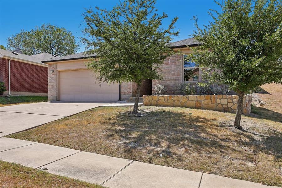 Property photo for 908 Blackberry Trail, Fort Worth, TX