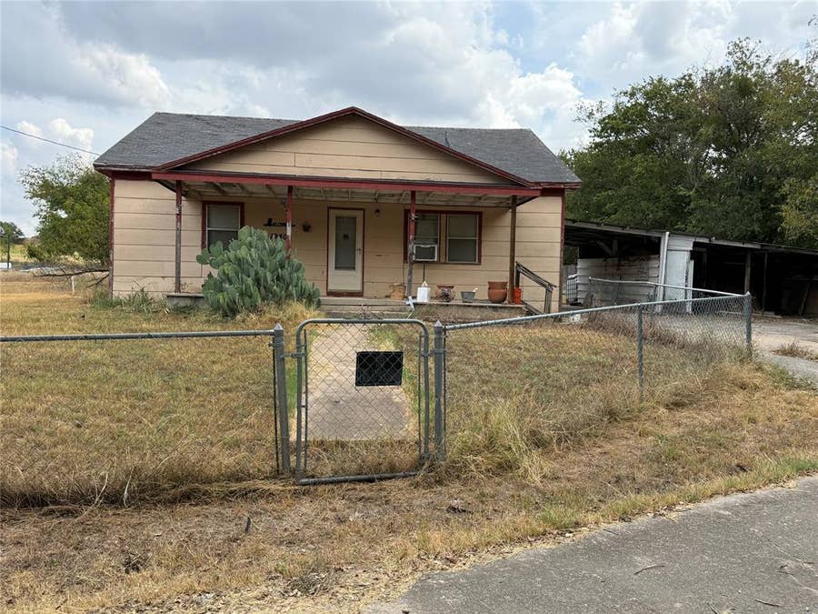 Property photo for 1940 S Pearl Street, Comanche, TX