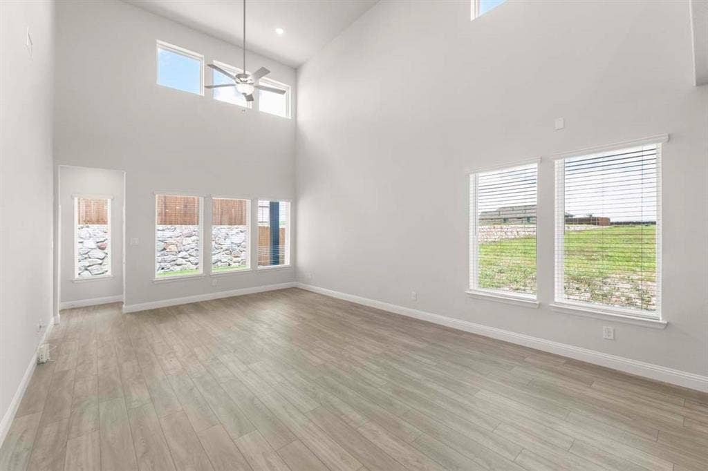 1033 Lovely Day Drive, Lavon, TX 75166 07_1033-lovely-day-lavon-tx-bright-living-room
