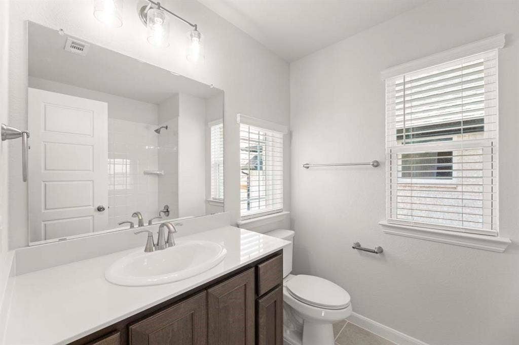 1033 Lovely Day Drive, Lavon, TX 75166 18_1033-lovely-day-lavon-tx-secondary-bathroom