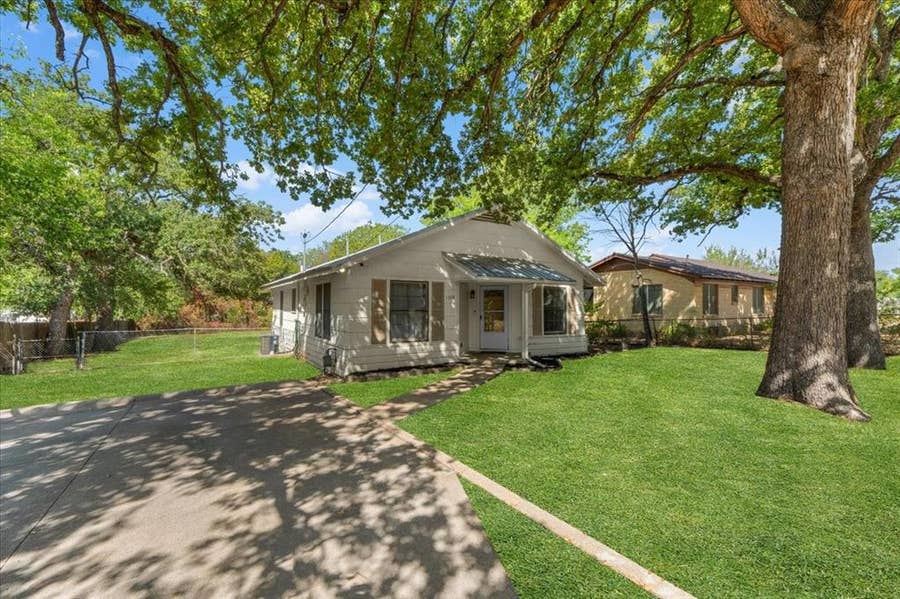 Property photo for 1309 N Elm Street, Weatherford, TX