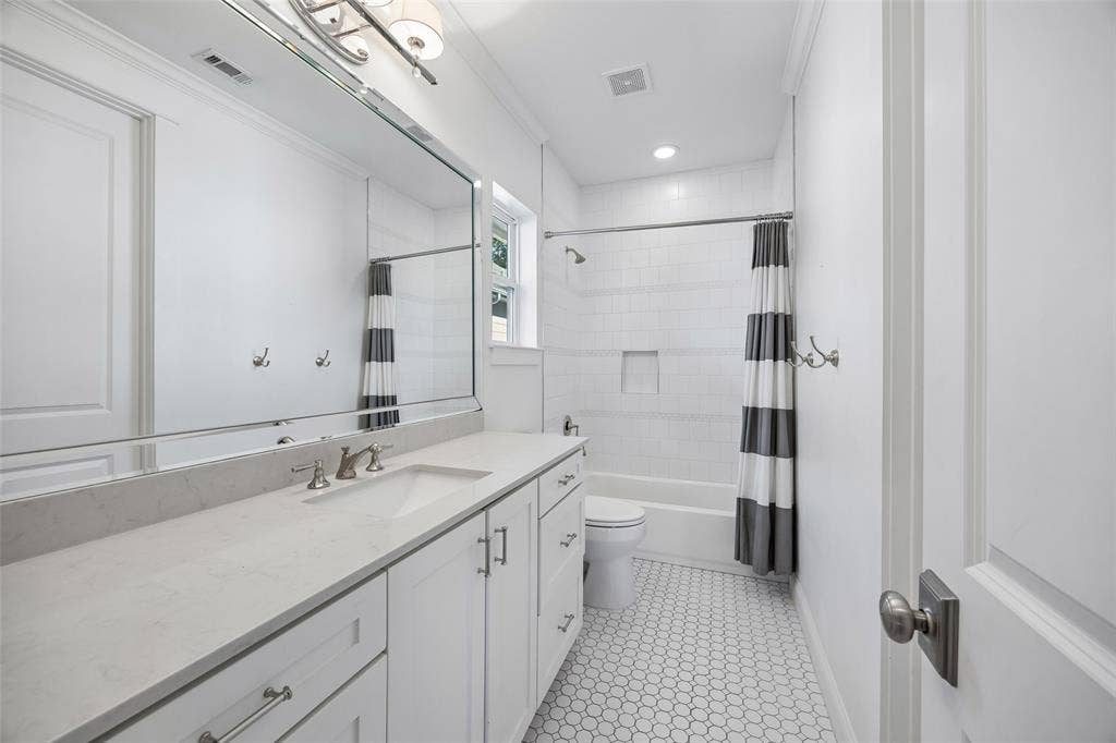 7318 Casa Loma Avenue, Dallas, TX 75214 Secondary attached bathroom.