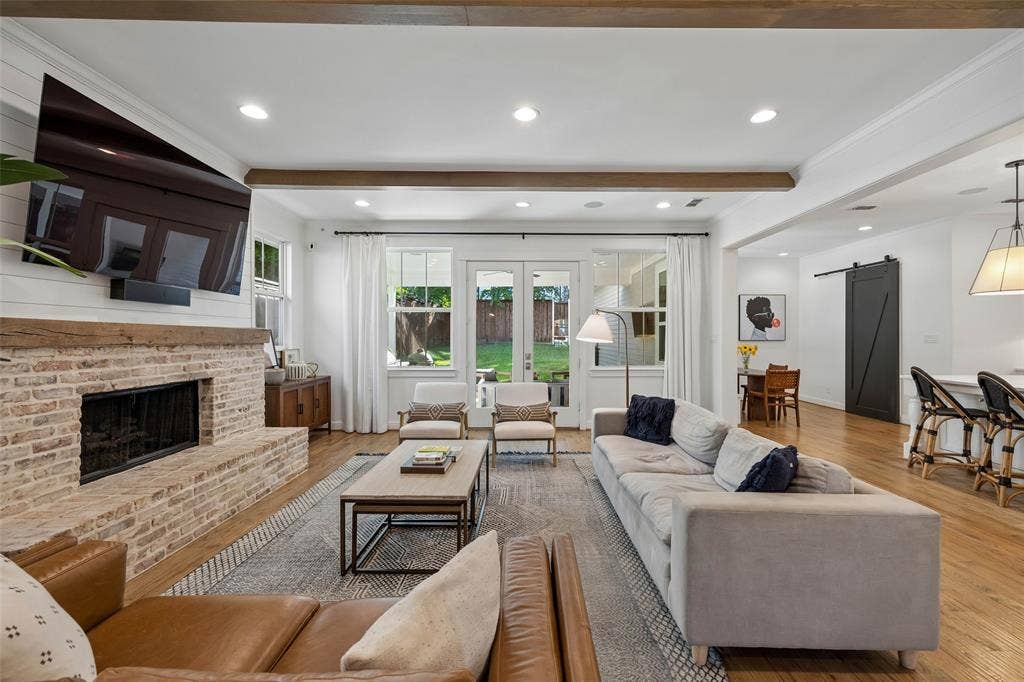 7318 Casa Loma Avenue, Dallas, TX 75214 Open main living room with full views of the backyard
