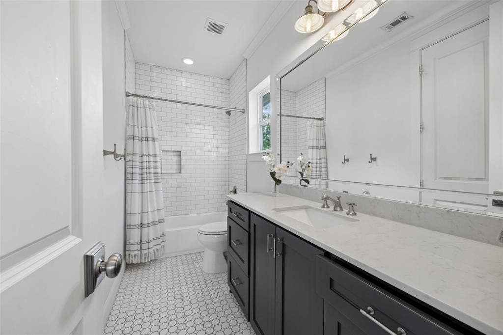 7318 Casa Loma Avenue, Dallas, TX 75214 Secondary attached bathroom