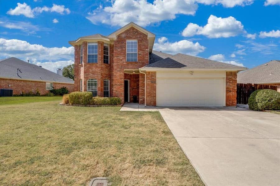 Property photo for 908 Dallas Lane, Lewisville, TX