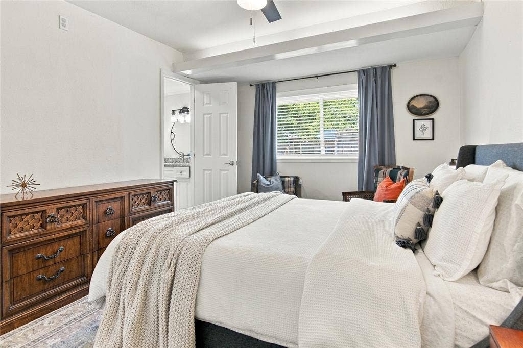 4720 Kyle Drive, Balch Springs, TX 75180 Vaulted ceiling with exposed beams and ceiling fan