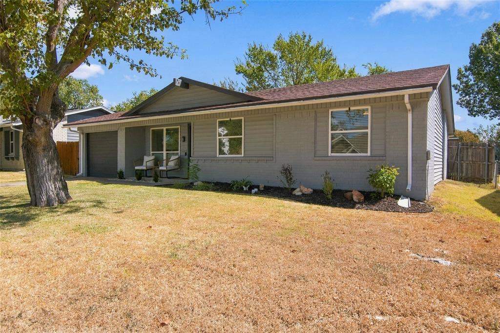 4720 Kyle Drive, Balch Springs, TX 75180 Siding exterior with a covered porch entry