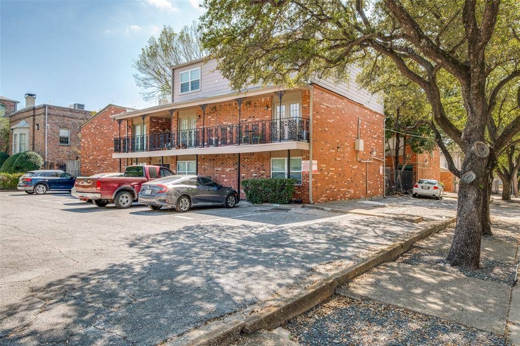 4525 Gilbert, #204, Dallas, TX 75219 4525 Gilbert, #204, Dallas, TX 75219