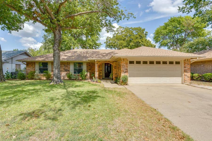 Property photo for 1005 Westminster Lane, Mansfield, TX