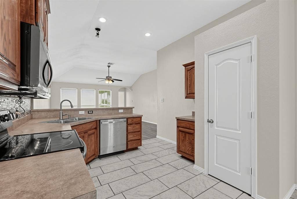 1655 Wildflower Drive, Waxahachie, TX 75165