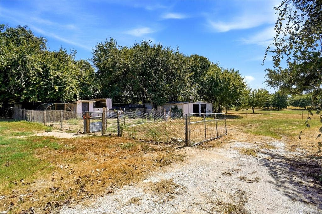 276 Wonder Drive, Springtown, TX 76082 Shop and Chicken Coop