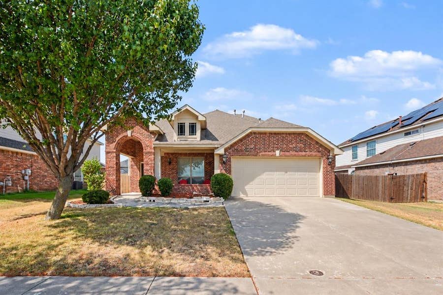 Property photo for 200 Lorient Drive, Mansfield, TX