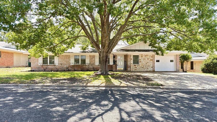 Property photo for 2512 Lowrey Drive, Gatesville, TX