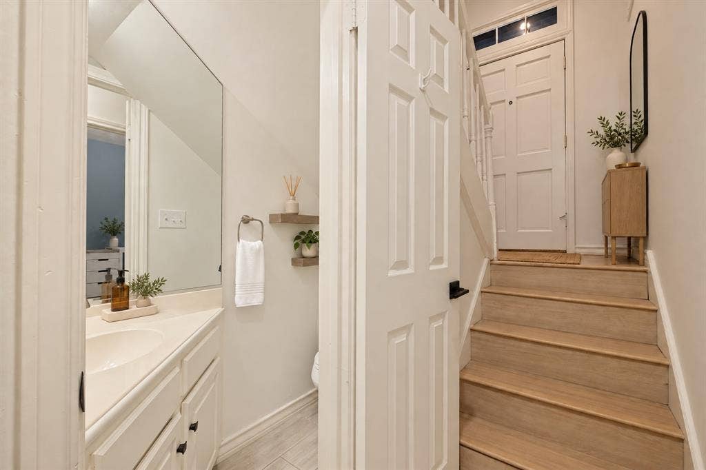 4231 Holland Avenue, #A, Dallas, TX 75219 Virtually Staged Entry & Half Bath