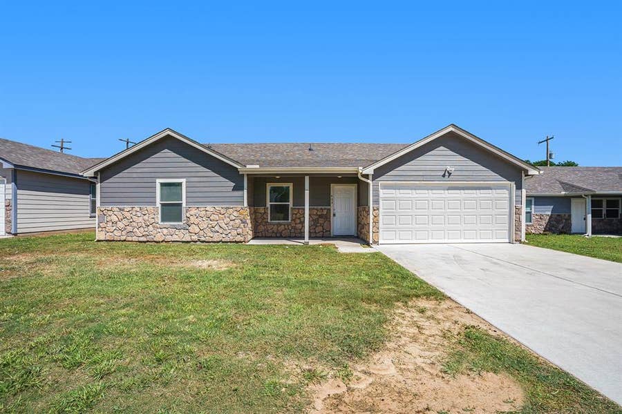 Property photo for 405 Whitney Court, Rio Vista, TX