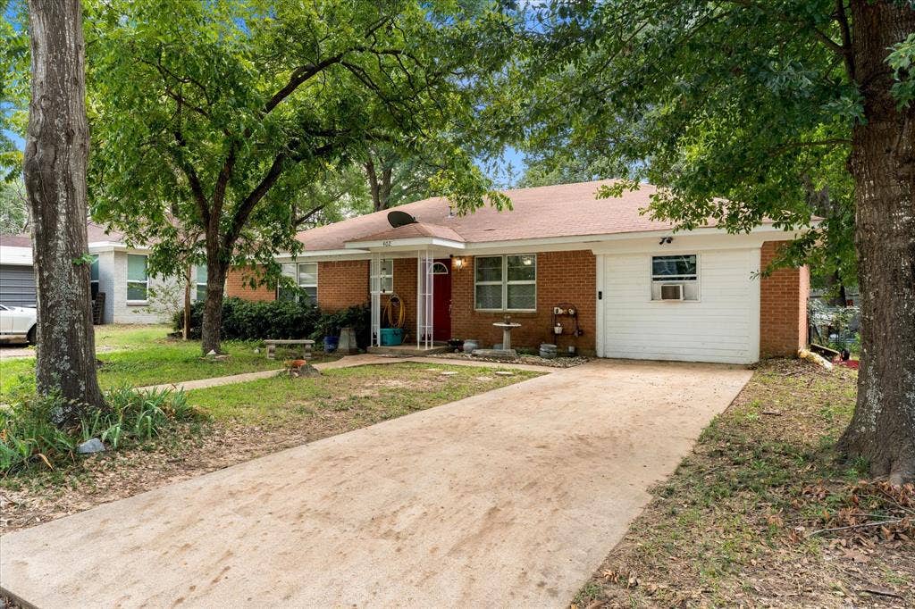 402 E Cook Street, Eustace, TX 75124 Single-story residence featuring a brick exterior off street parking