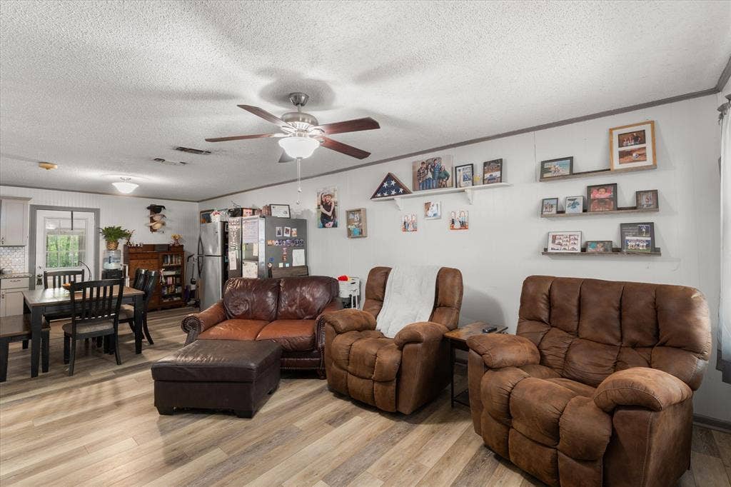 402 E Cook Street, Eustace, TX 75124 Open Living Area